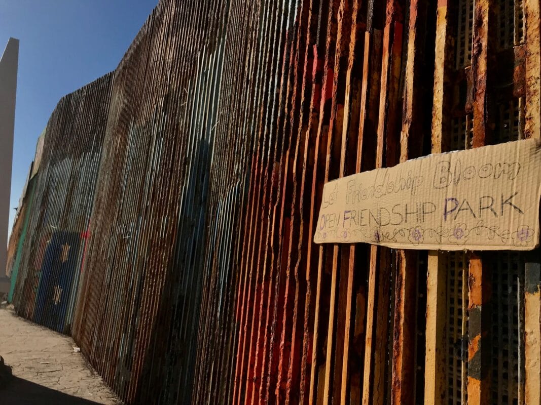 Activistas Protestan Con Corazones Para Impedir Reemplazo Del Muro