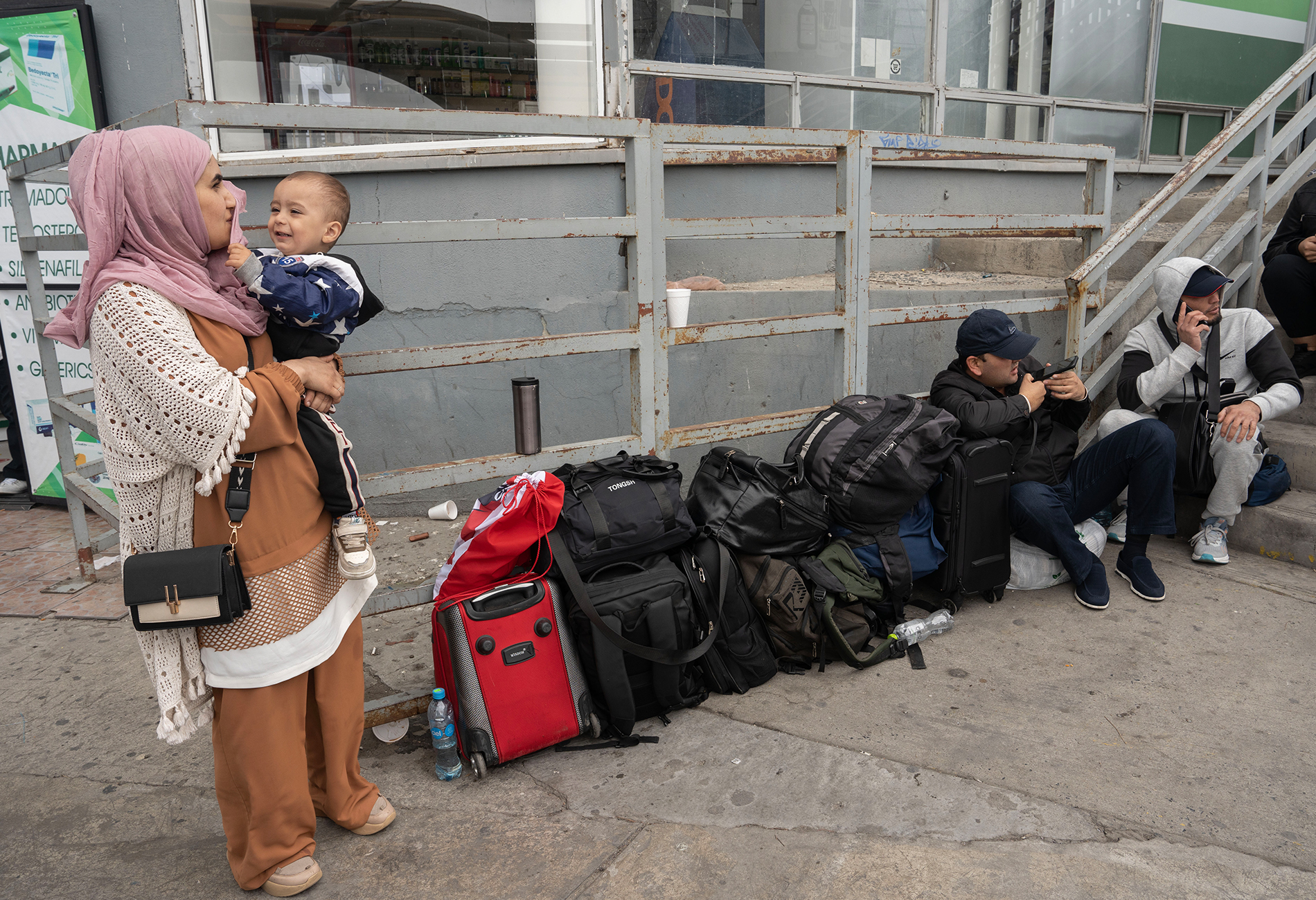 Migrantes de diferentes nacionalidades esperan en la entrada de la garita peatonal de San Ysidro en la ciudad fronteriza de Tijuana, para solicitar asilo en Estados Unidos. Foto: Aimee Melo 