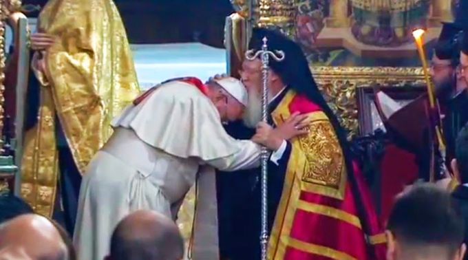 San Andrés Apóstol, motivo del abrazo entre católicos y ortodoxos / Con un beso, Patriarca Ortodoxo Bartolomé bendice como hermano al Papa Francisco