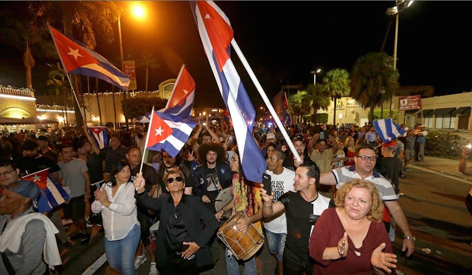 Disidentes cubanos festejan muerte de Fidel Castro. Foto tomada de La Prensa de Nicaragua.