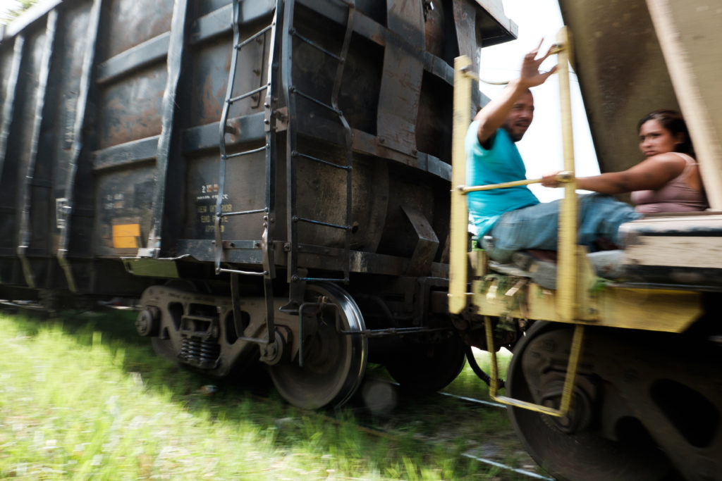 Migrantes se dirigen al norte en el tren desde Chiapas, México, cerca de la frontera con Guatemala. Crédito de la imagen: Jason De León.