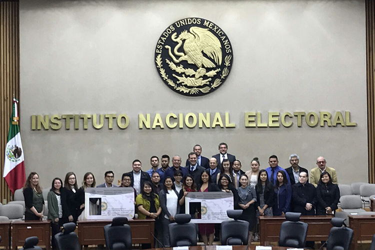 INE invita a jóvenes "Dreamers" a participar en elecciones de 2018