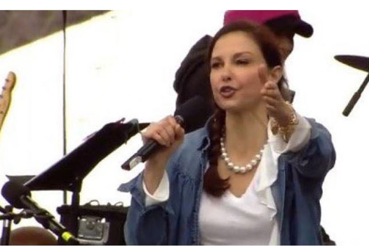 Soy una mujer desagradable, pero no como el hombre que se baña en polvo de Cheetos: Ashley Judd