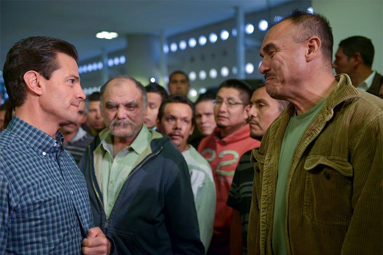 Peña Nieto recibe en el aeropuerto a 135 mexicanos deportados de Estados Unidos