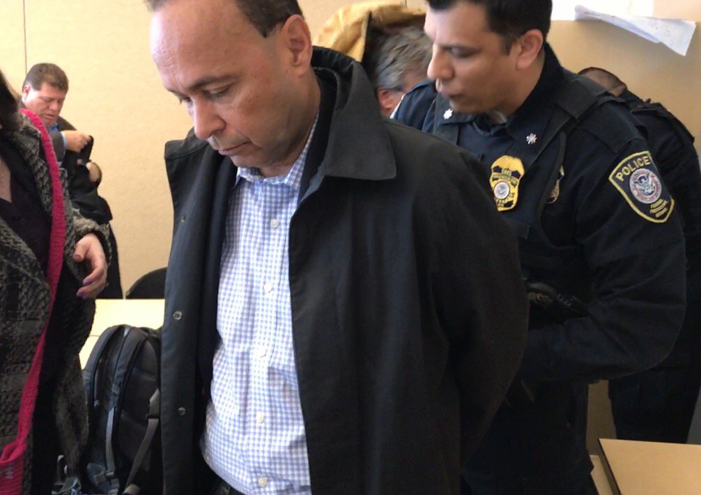 Congresista Luis Gutiérrez fue esposado y arrestado en las instalaciones de ICE de Chicago