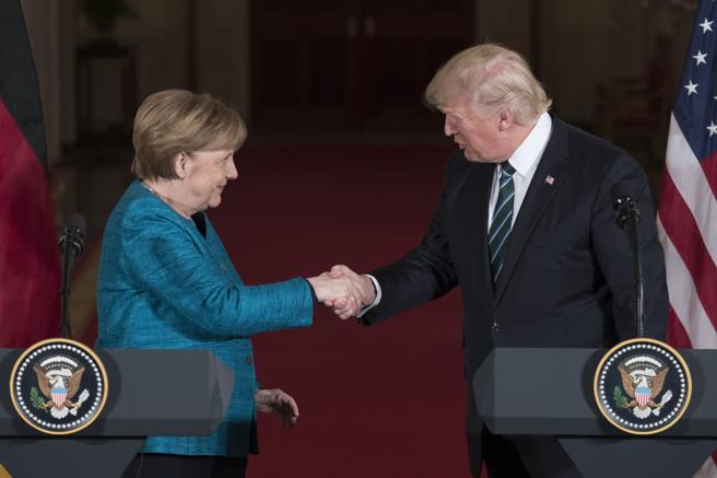 El presidente de EE.UU., Donald J. Trump, estrecha la mano de la canciller alemana, Angela Merkel (EFE) 