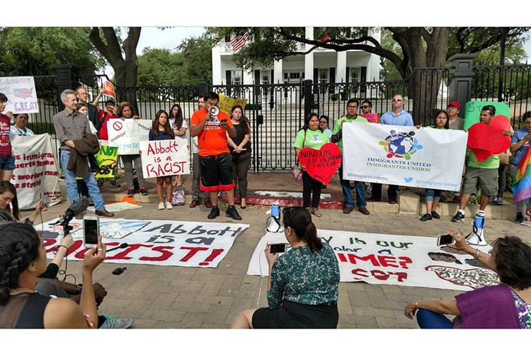 Protestas frente la mansión del gobernador de Texas tras firmar la ley SB4