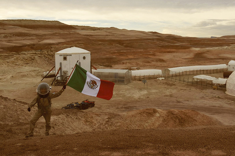 Estudiante mexicano ondea la bandera de México en Marte