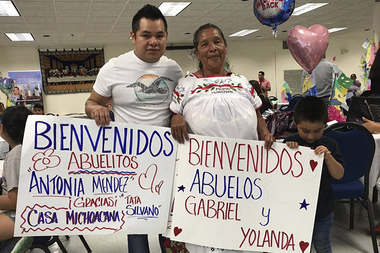 Adultos mayores de Cheranástico, Michoacán, se reencuentran con sus hijos en Illinois