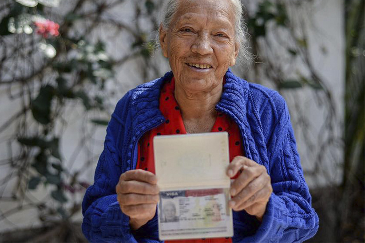 111 adultos mayores de Michoacán obtienen visa de EU gracias al programa 'Palomas Mensajeras'