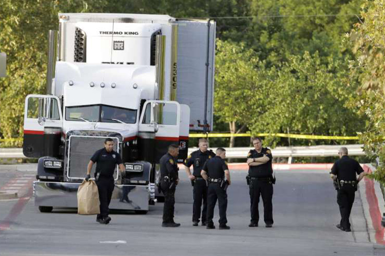 Diez migrantes mueren asfixiados dentro de un tráiler en San Antonio, Texas