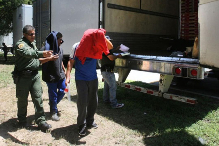 Rescatan a 17 migrantes indocumentados de otro camión en Texas