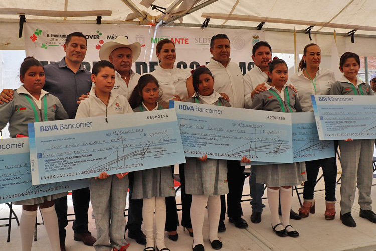 500 niños y jóvenes de Villa Hidalgo, Zacatecas, reciben becas del Programa 3×1