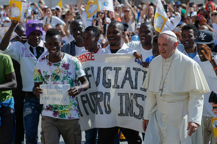 Pide Papa Francisco frenar deportaciones colectivas y visas para migrantes