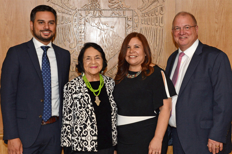 Es la primera vez que la UNAM entrega reconocimientos a personas e instituciones estadounidenses