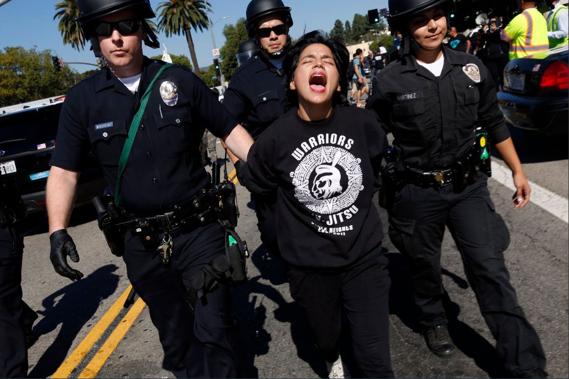 Este jueves, nueve dreamers fueron detenidos en Los Ángeles, California, tras realizar un bloqueo de media hora en una concurrida intersección | Foto: @GenaroMolina47