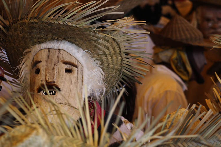 La máscara tradicional es tallada por artesanos de la Sierra Mazateca