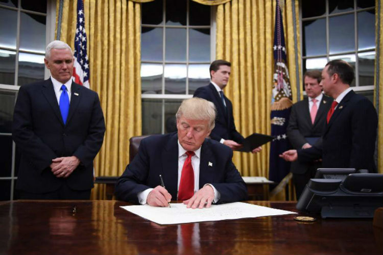 Donald Trump firmó una orden ejecutiva diseñada para eliminar algunos requisitos de la reforma de salud promulgada en 2010 por Barack Obama.