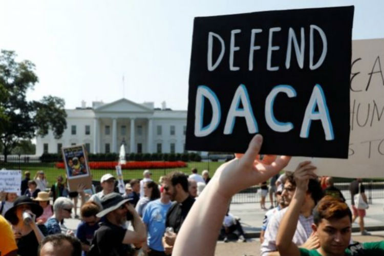 39 senadores demócratas pidieron a la secretaria interina de DHS, Elaine Duke, que no use los datos personales de los dreamers para deportarlos.