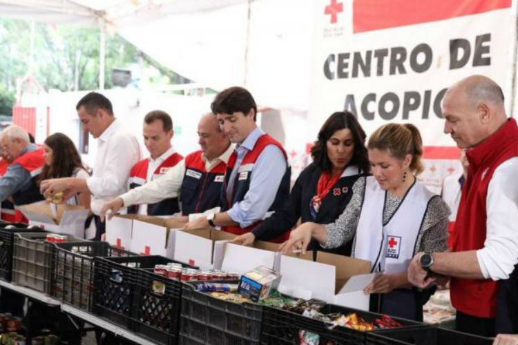 Justin Trudeau hizo un espacio en su agenda para visitar la Cruz Roja Mexicana de Polanco y ayudar a armar despensas para los damnificados.