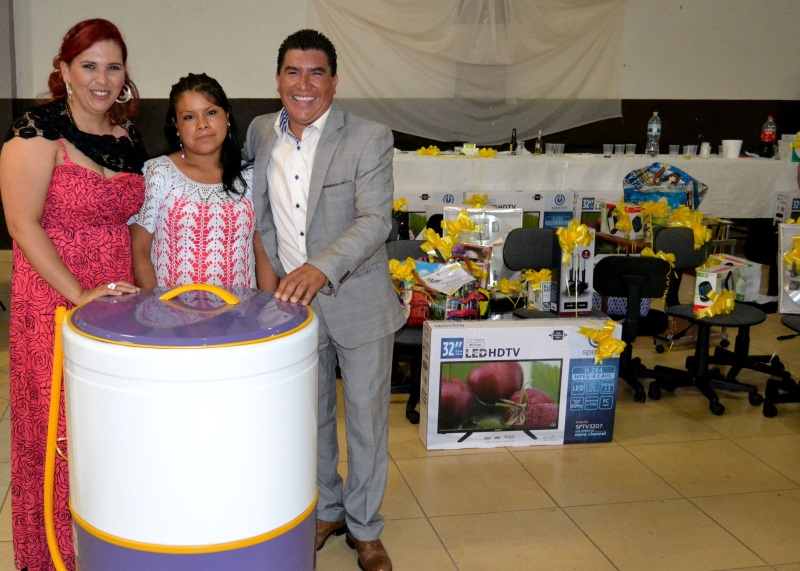 Marisol Castro, nueva alcaldesa de Paracho, junto a su esposo, el edil asesinado a principios de mes