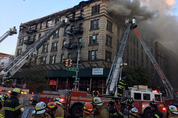 Manhattan: 200 bomberos combaten un voraz incendio en un edificio