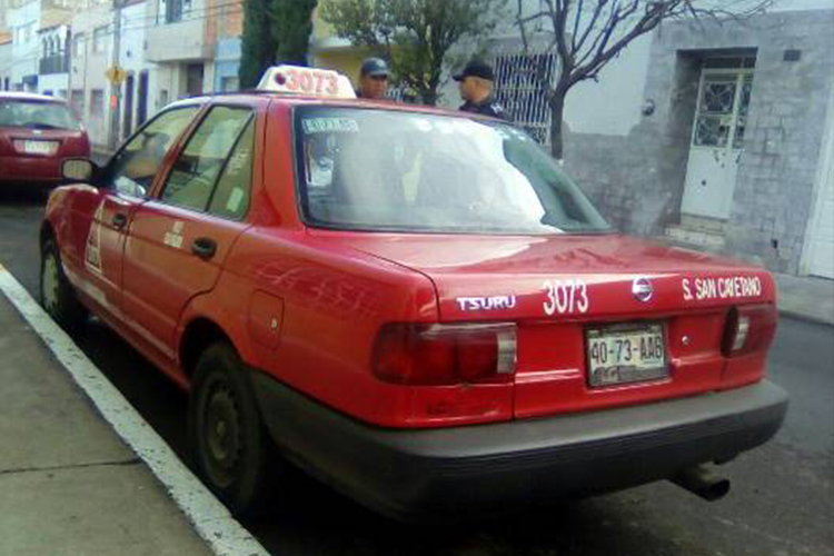 Los uniformados sorprendieron al taxista con el cierre de su pantalón abajo