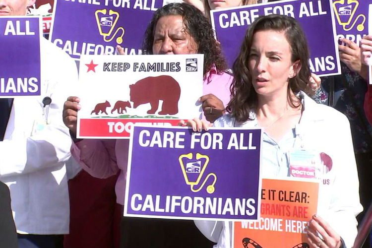 Doctores salieron de sus consultorios para recordar que las ambulancias, clínicas y hospitales son espacios seguros para migrantes. | Foto: ABC Los Angeles