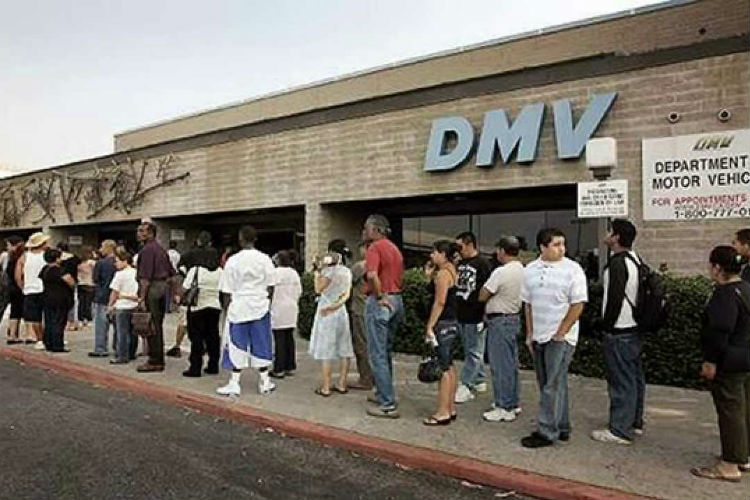 El DMV de California ofrecerá a sus clientes la opción de solicitar una licencia de manejar o tarjeta que cumpla con la Ley federal REAL ID.