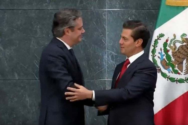 De cara a las elecciones en 2018 el presidente Enrique Peña Nieto aceptó la renuncia del secretario de Educación Pública, Aurelio Nuño Mayer.