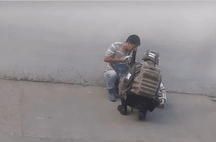 A través de un video compartido en redes se puede apreciar a un militar del Ejército Mexicano obsequia un juguete a un niño.