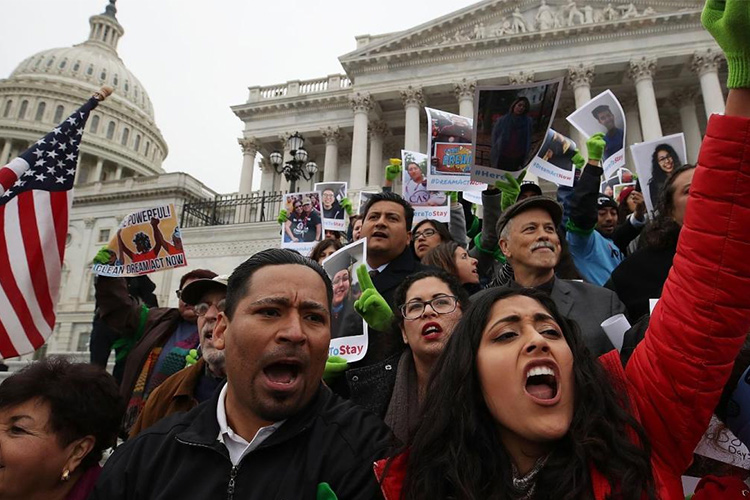 Los analistas temen que los jóvenes hispanos no asistan a las urnas en las elecciones de noviembre de EEUU. Foto: Especial