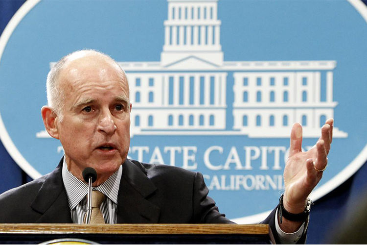 El gobernador de California, Jerry Brown, concedió un indulto a dos indocumentados que fueron arrestados durante redadas antimigrantes.