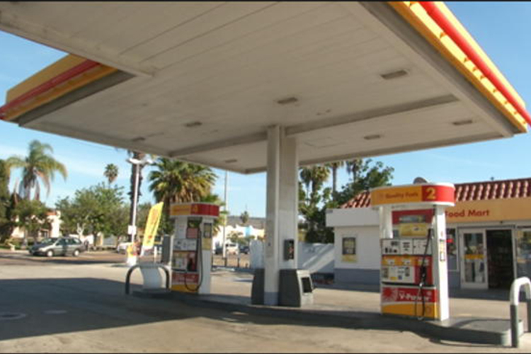 Una de las empleadas del establecimiento les dijo que usualmente no atienden al CBP en la gasolinera y les impidieron abastecerse de gasolina. | Foto: NBC San Diego