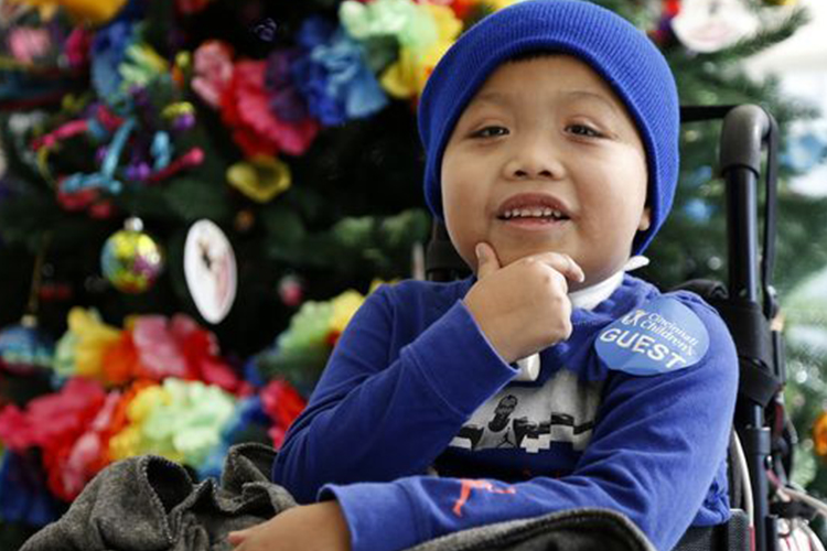 Ricky Solis es un niño parapléjico de 6 años de edad, el cual depende de un hombre para que lo cuide, además es el único padre que ha conocido. | Foto: Sam Greene/The Enquirer