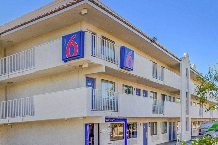 La cadena hotelera Motel 6 enfrenta una demanda federal luego de que se descubriera que sus empleados en Arizona entregaban información de sus clientes a ICE.