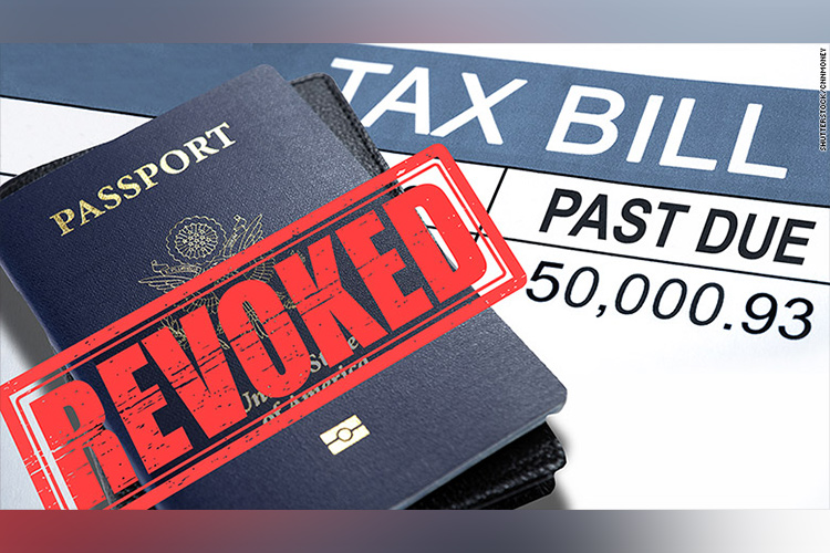 El IRS alentó a los contribuyentes a ponerse al corriente con sus impuestos o suscribirse a un acuerdo de pago con el IRS para evitar poner sus pasaportes en peligro.