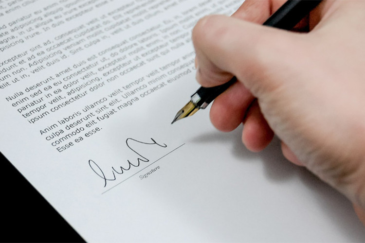 Los  documentos firmados por representantes legales dejarán de ser válidos y en su lugar sólo recibirán aquellos con la firma del solicitante.
