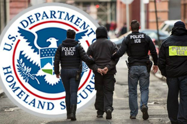 Autoridades federales de inmigración formalizaron este miércoles una política para enviar a agentes de deportación a las cortes locales, estatales y federales para arrestar a migrantes
