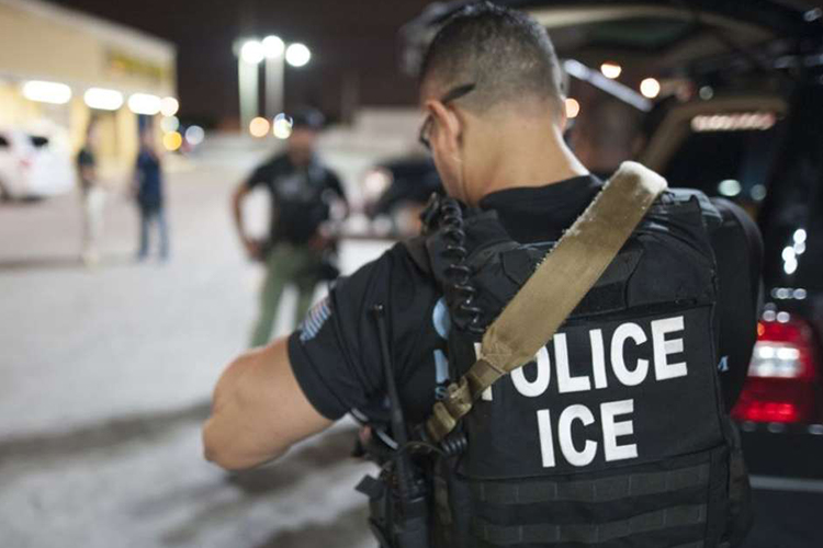 ICE ha implementado diversos operativos para aprehender a indocumentados, sin embargo, activistas denunciaron una nueva estrategia que hace que las personas revelen su estatus migratorio.