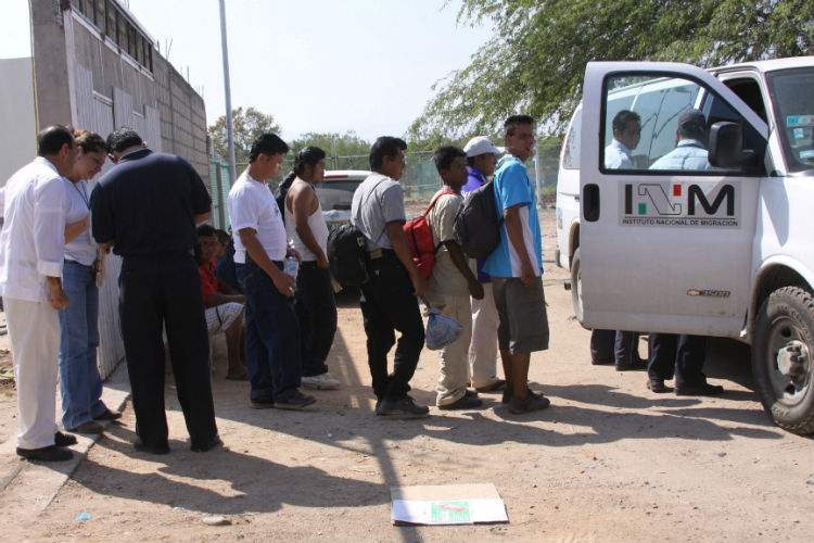 Los migrantes centroamericanos viajaban en condiciones de hacinamiento en un camión que transitaba sobre la carretera 150 Libre Orizaba-Tehuacán, con destino al estado de Puebla.