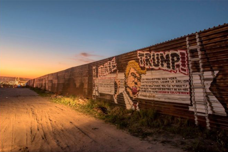 Donald Trump dijo que los mil 600 millones de dólares aprobados por el Congreso para la construcción del muro es el abono inicial y que la construcción comenzará de inmediato.