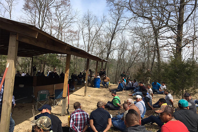 Una redada realizada por agentes de migración y la policía se Arkansas dejó como saldo a 137 personas detenidas en una propiedad donde se realizaban peleas de gallos. Foto: Arkansas Wildlife Officers Association