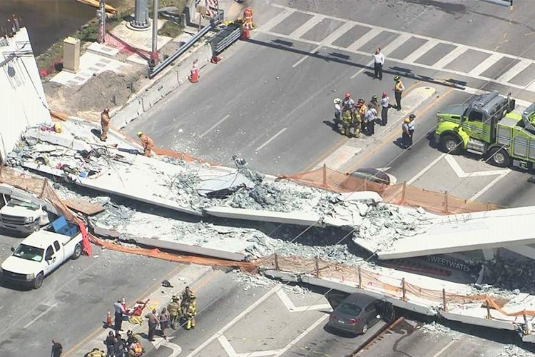 Varias personas muertas y otras más atrapadas es el saldo que dejó el derrumbe de un puente peatonal que estaba en proceso de construcción