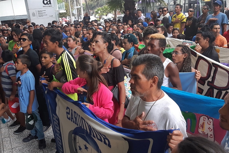 A más un mes de iniciar su recorrido alrededor de 200 migrantes centroamericanos que conformaron la caravana del Viacrucis Migrante llegaron este domingo a la garita de San Ysidro. | Foto: @EduardomteleSUR