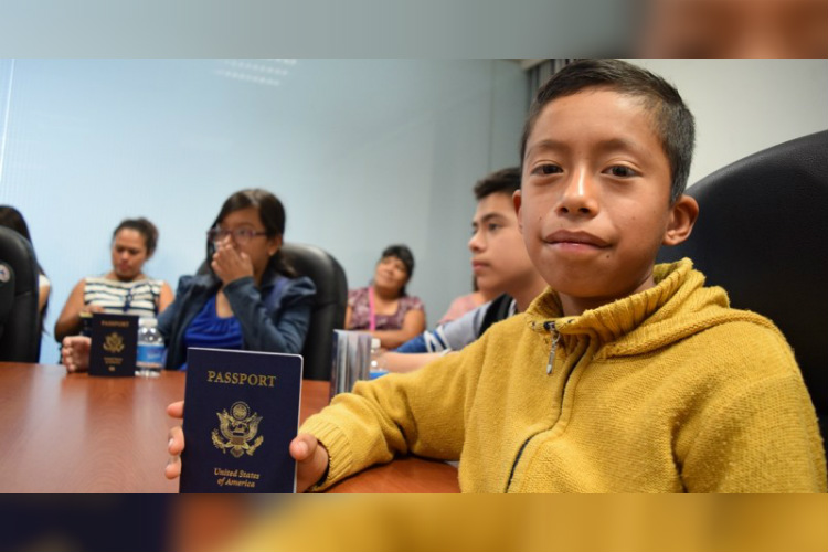 Los próximos 23 y 24 de abril, las autoridades consulares facilitarán a los menores obtener su pasaporte americano viajando hasta sus municipios.