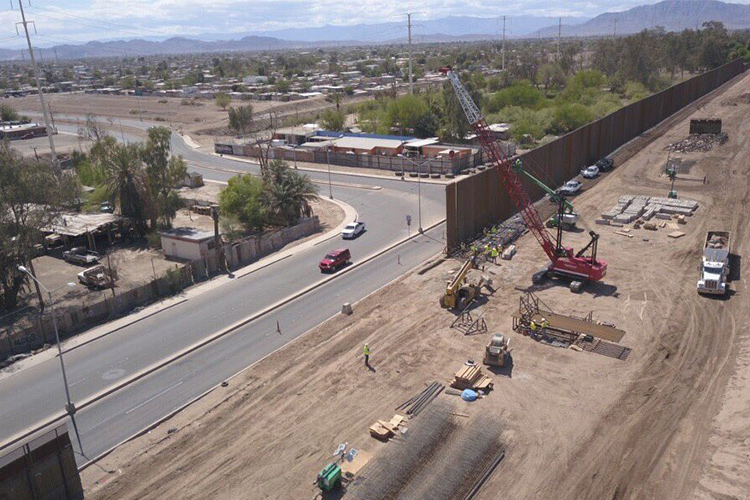 La Patrulla Fronteriza de Estados Unidos inició hoy la construcción de un tramo de 32 kilómetros de valla fronteriza al oeste de El Paso