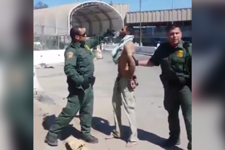 Un video muestra el momento en el que dos agentes de la Patrulla Fronteriza de Estados Unidos violan todo protocolo al intentar expulsar del país a un hombre solo por su apariencia.