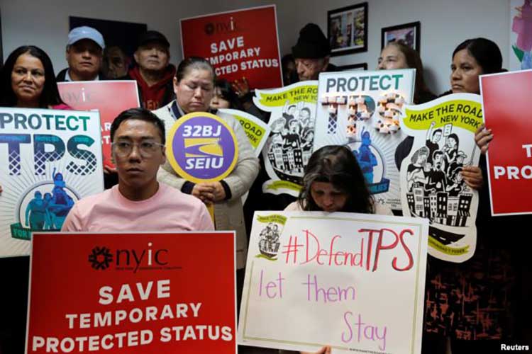 Personas reunidas durante una conferencia de prensa en la Coalición de Inmigración de Nueva York después del anuncio del presidente estadounidense Donald Trump de que pondrá fin al Estatus de Protección Temporal para inmigrantes salvadoreños en Manhattan, Nueva York. 8 de enero de 2018.