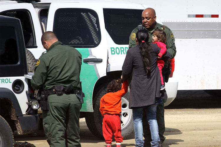 Decenas de miles de niños latinoamericanos viajan a EU cada año para escapar de la violencia y la pobreza en sus países, sin embargo, su destino en la Unión Americana no es mejor que en sus países de origen.